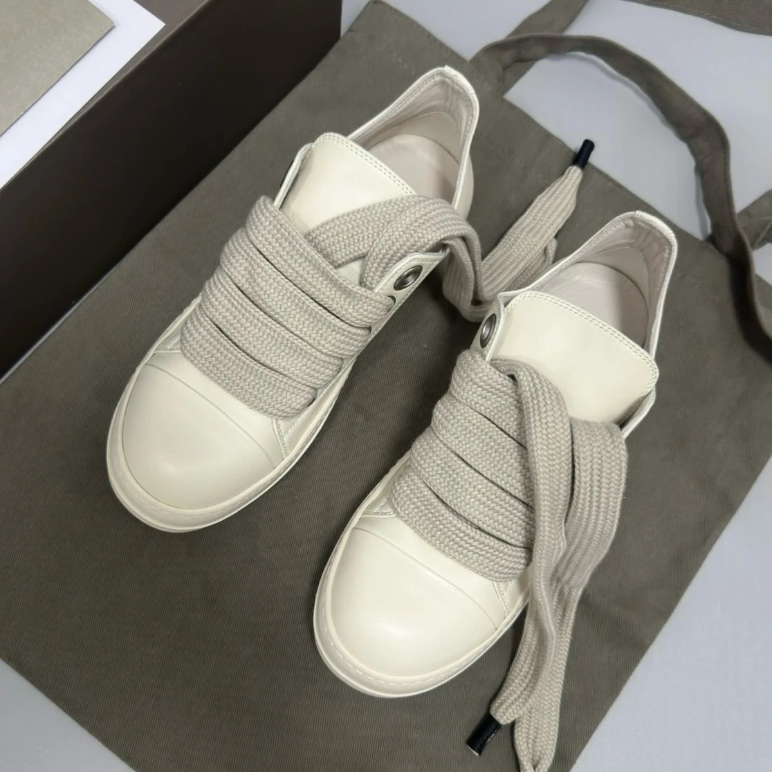 Ro- High Quality Men Sneakers ,Leather Male Low Top Shoes Women White Casual Shoes,Coarse or Fine shoelaces ,Heel Enhancer Shoes
Ro- High Quality Men Sneakers ,Leather Male Low Top Shoes Women White Casual Shoes,Coarse or Fine shoelaces ,Heel Enhancer Shoes