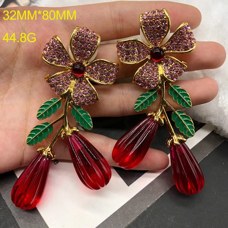 French Light Luxury Inlaid with Diamond Leaves, Flower Medium and Long Stud Earrings, Gold-plated Red Water Drop Drop Temperamen
French Light Luxury Inlaid with Diamond Leaves, Flower Medium and Long Stud Earrings, Gold-plated Red Water Drop Drop Temperamen
