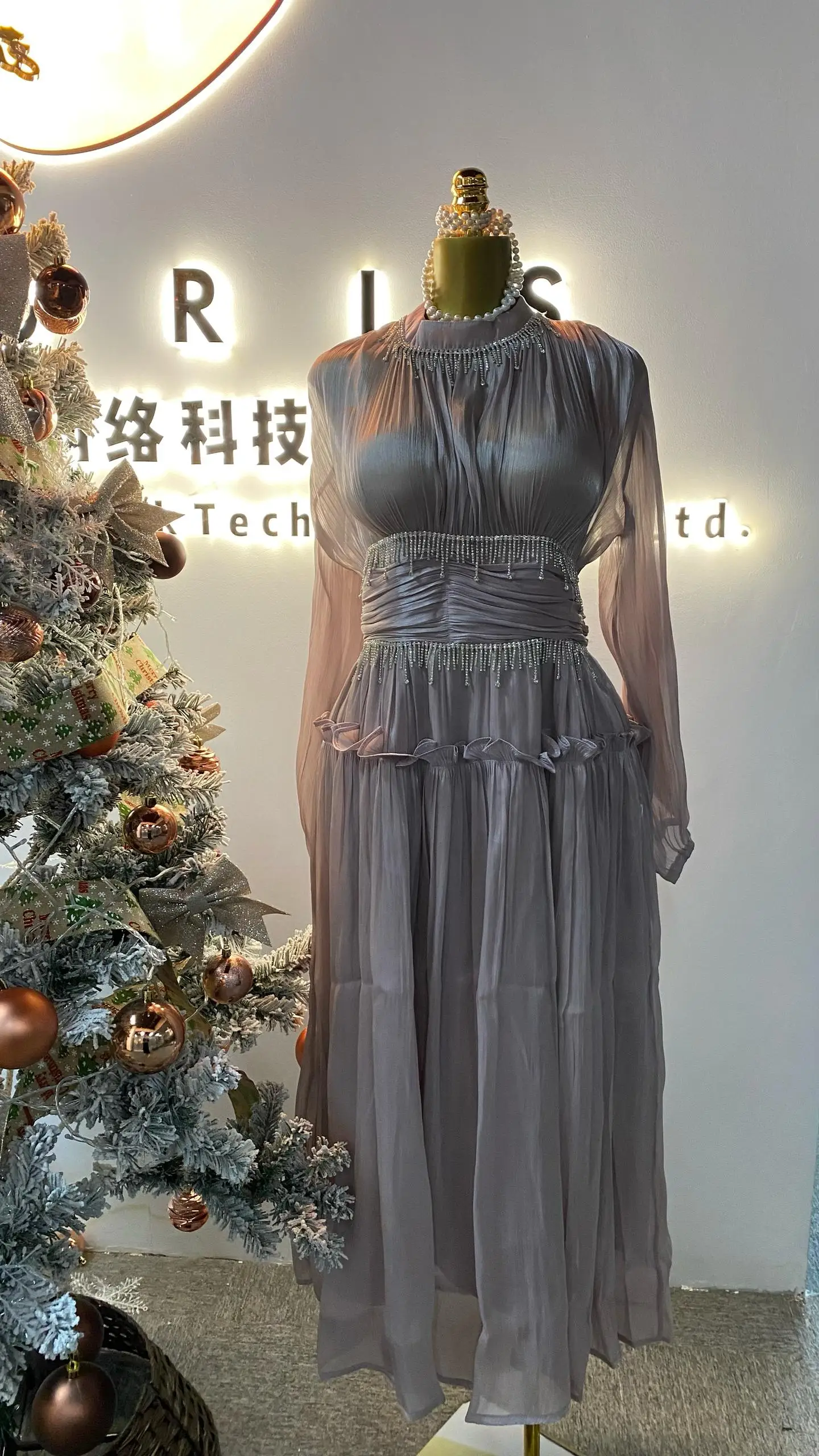 Heavy Industry Small Tassel Diamonds Illuminating Folded Waist Large Swing A-line Long Maxi Dress 2025-GZYYY00012
Heavy Industry Small Tassel Diamonds Illuminating Folded Waist Large Swing A-line Long Maxi Dress 2025-GZYYY00012