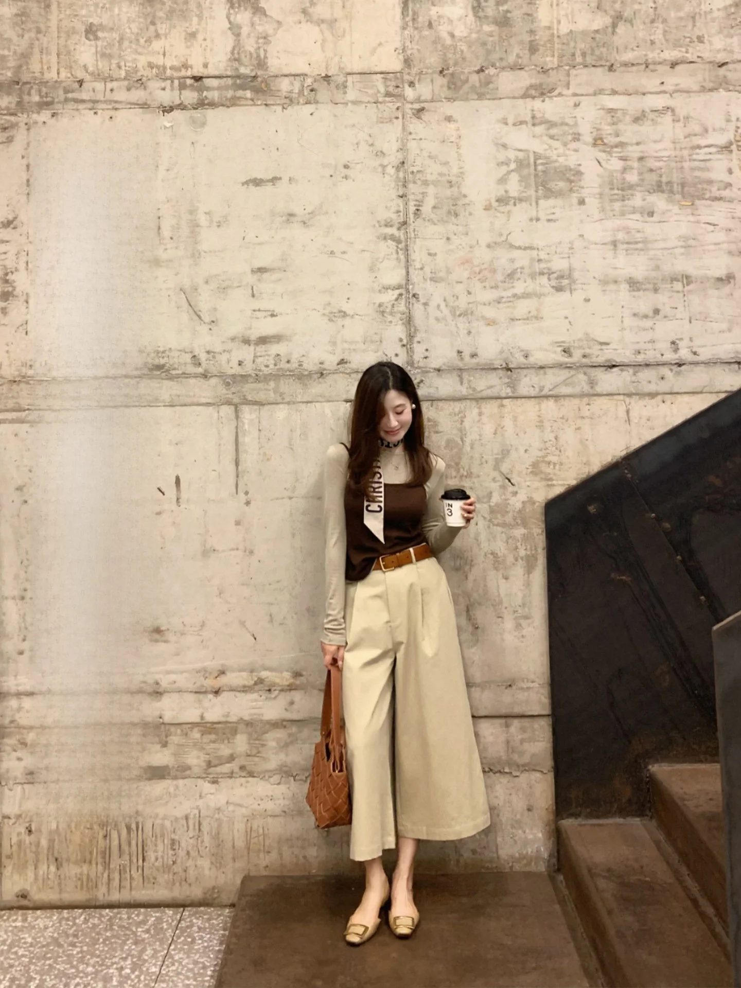 Удобный шелковый комплект из двух предметов: брюки с широкими штанинами и повседневный топ с длинным рукавом и круглым вырезом. Новинка ранней осени.
Удобный шелковый комплект из двух предметов: брюки с широкими штанинами и повседневный топ с длинным рукавом и круглым вырезом. Новинка ранней осени.