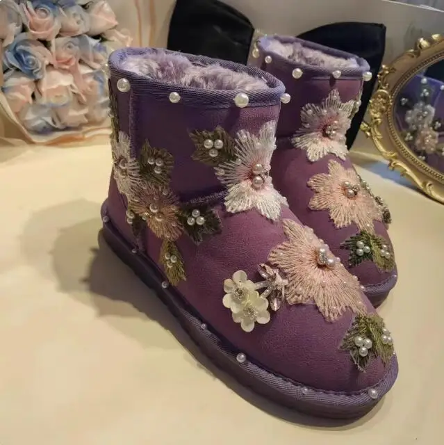 Теплые зимние женские сапоги-слипоны из замши с вышивкой цветов и жемчугом, на меху, в нежно-розово-фиолетовых тонах
Теплые зимние женские сапоги-слипоны из замши с вышивкой цветов и жемчугом, на меху, в нежно-розово-фиолетовых тонах