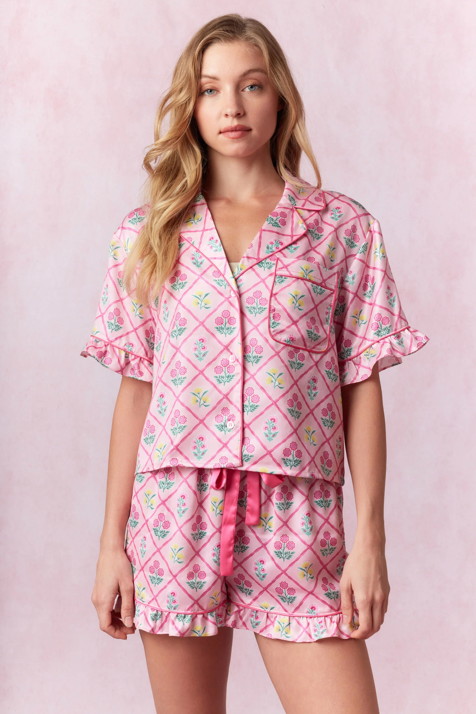 Women's Summer Loungewear Set Floral Print Short Sleeve Lapel Button Down Tops with Ruffled Shorts Sleepwear
Women's Summer Loungewear Set Floral Print Short Sleeve Lapel Button Down Tops with Ruffled Shorts Sleepwear