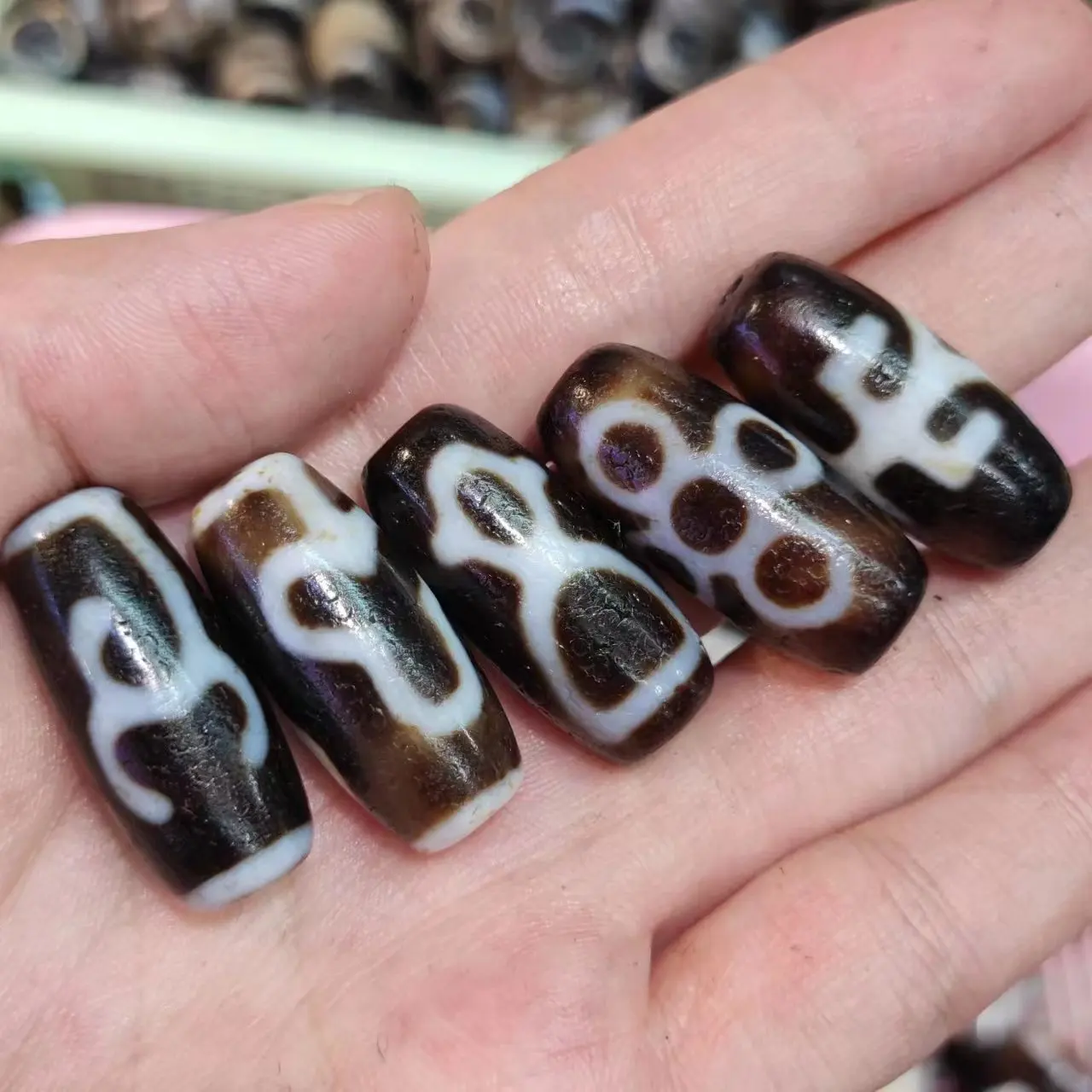 1pcs/lot natural multi-pattern agate dzi Brownish-white Weathering lines Delicate White core holes 30mm Handmade bead Accessory
1pcs/lot natural multi-pattern agate dzi Brownish-white Weathering lines Delicate White core holes 30mm Handmade bead Accessory