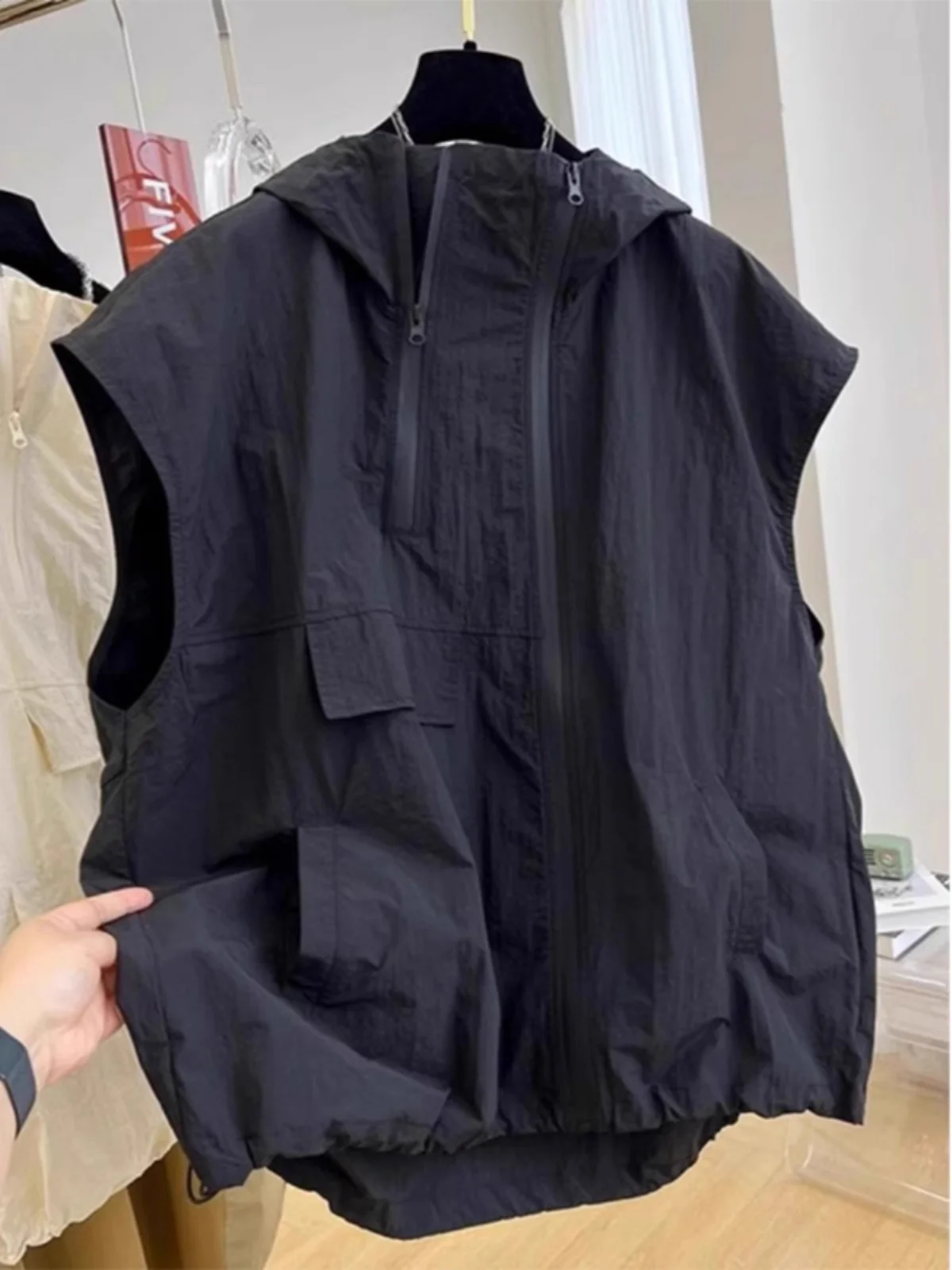 Loose Fit Lightweight Sleeveless Hooded Vest Unisex Spring Autumn Trendy Ins Style 300 Pounds Large Size Fashion Outerwear
Loose Fit Lightweight Sleeveless Hooded Vest Unisex Spring Autumn Trendy Ins Style 300 Pounds Large Size Fashion Outerwear