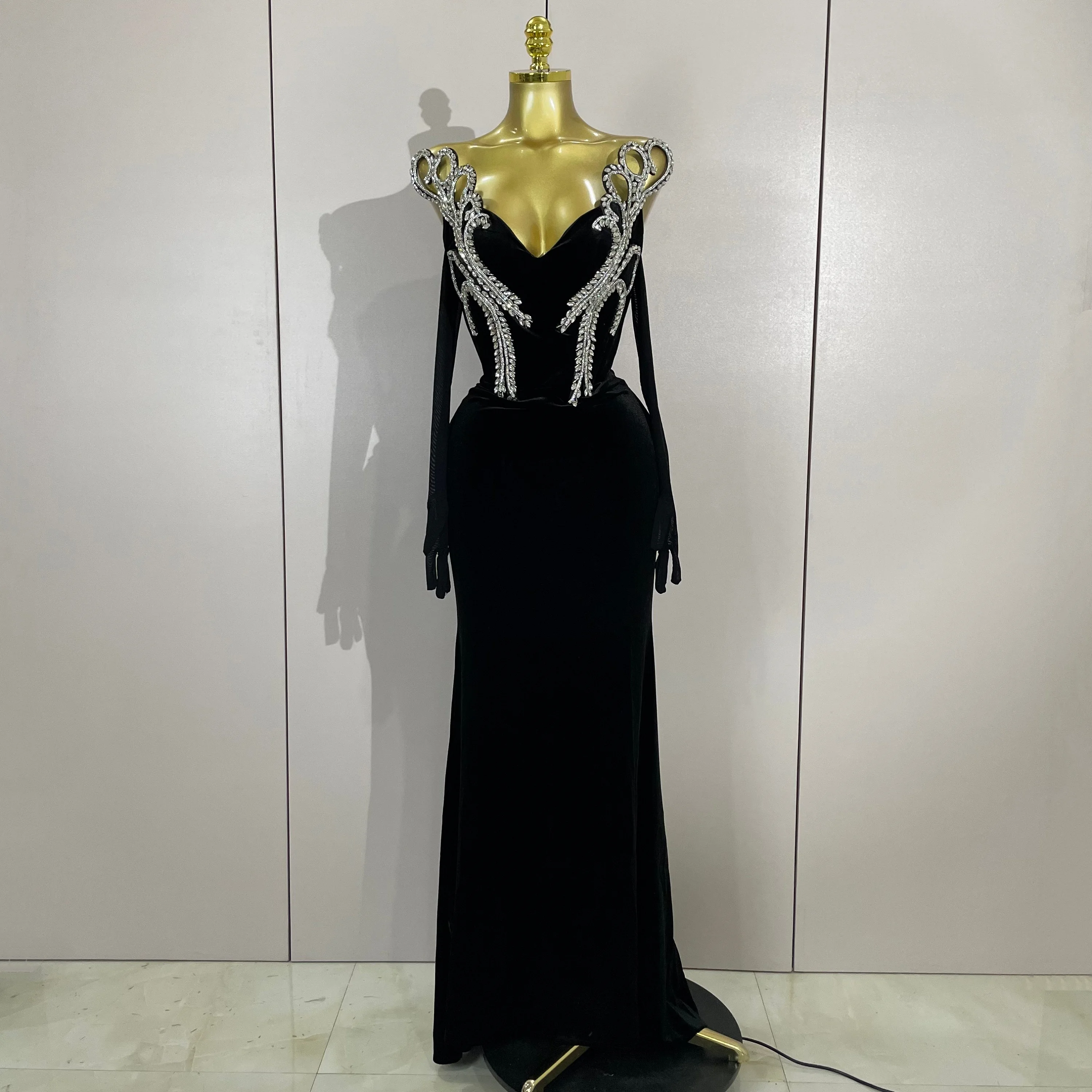 Женское бархатное облегающее длинное платье без бретелек с блестящими бриллиантами и перчатками, элегантное праздничное коктейльное вечернее платье на день рождения
Женское бархатное облегающее длинное платье без бретелек с блестящими бриллиантами и перчатками, элегантное праздничное коктейльное вечернее платье на день рождения