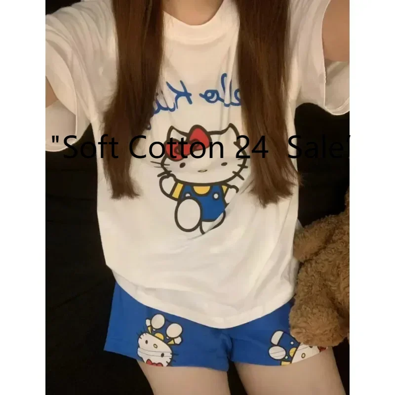 Новая летняя белая пижама с круглым вырезом и рисунком Hello Kitty, белая, синяя, с цветочным узором, которую можно носить на улице, домашняя одежда
Новая летняя белая пижама с круглым вырезом и рисунком Hello Kitty, белая, синяя, с цветочным узором, которую можно носить на улице, домашняя одежда