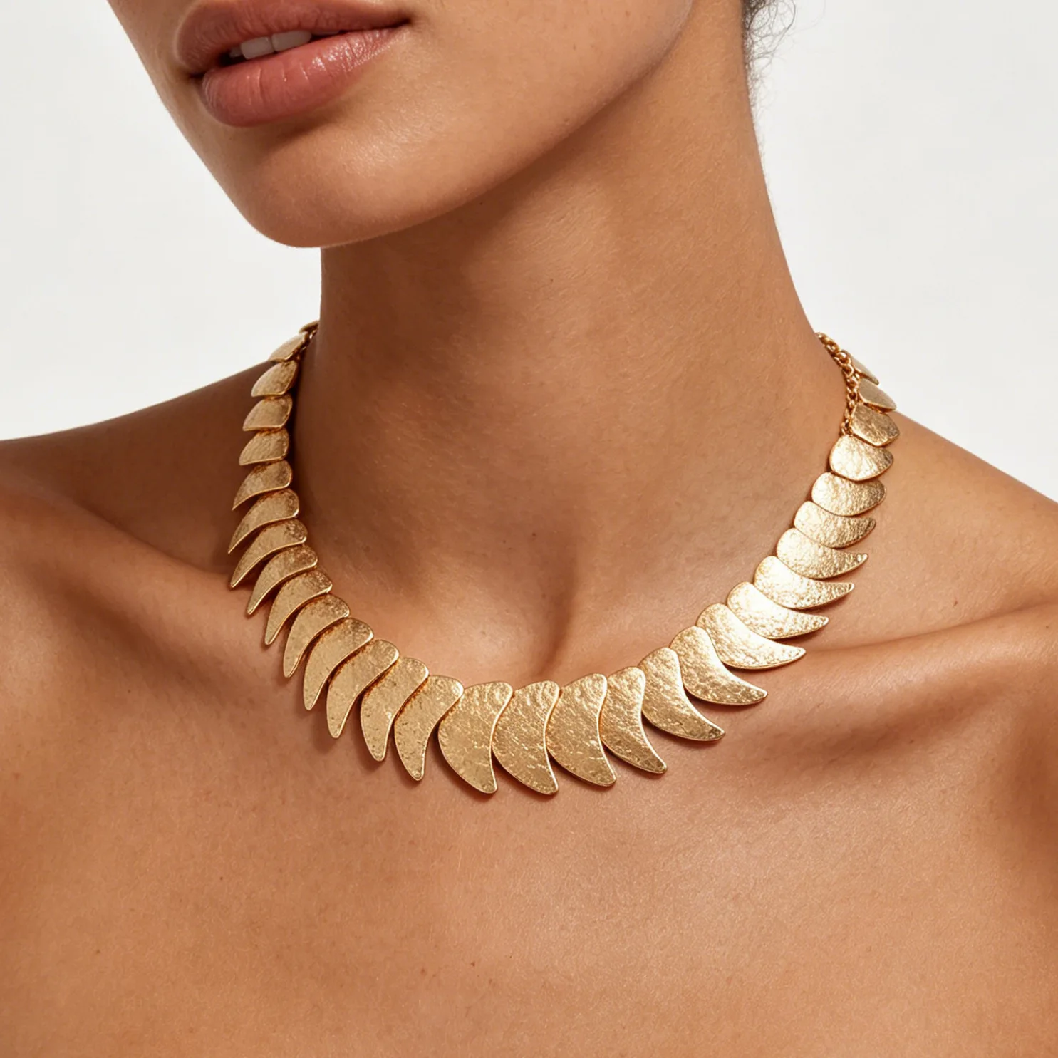 Niche multi-level splicing geometric metallic necklace with cool and exaggerated alloy collarbone chain
Niche multi-level splicing geometric metallic necklace with cool and exaggerated alloy collarbone chain