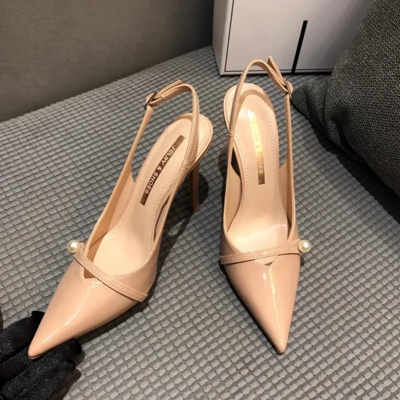 Spring and summer new pointed toe patent leather pearl shoes thin high-heeled banquet dress large size small size women's sandal
Spring and summer new pointed toe patent leather pearl shoes thin high-heeled banquet dress large size small size women's sandal