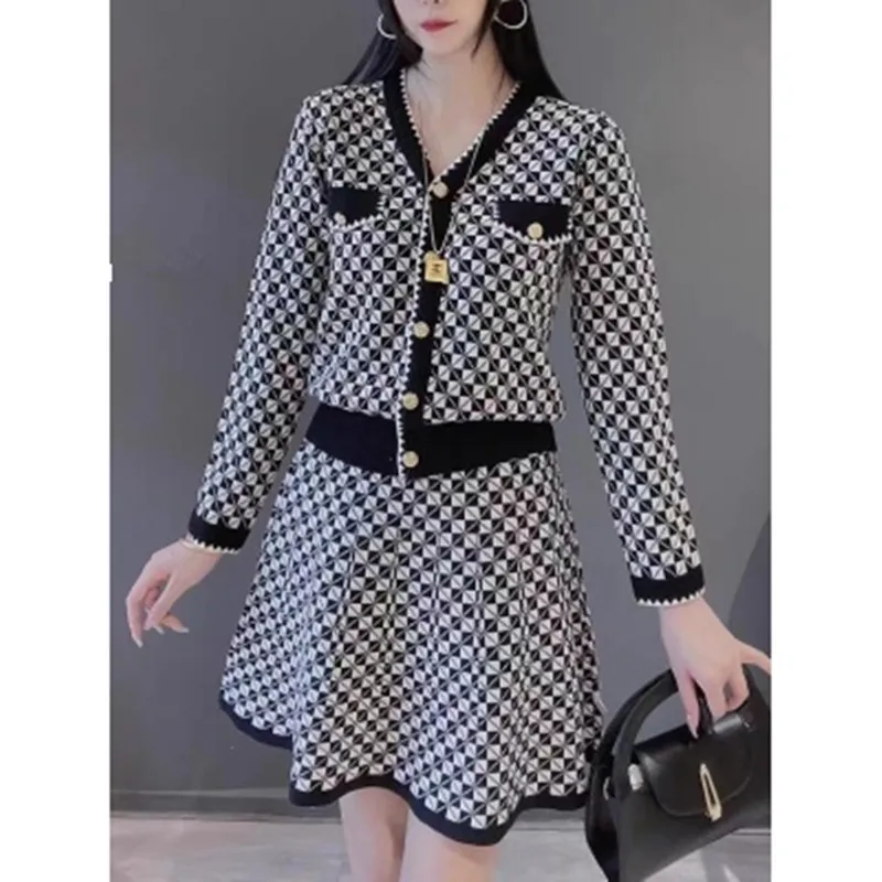 Autumn Winter New Fashion Sweater 2 Piece Set Women Bow Knot Lingge Mixed Nail Drill Knitt Pullover + High Waist Mini Skirt Suit
Autumn Winter New Fashion Sweater 2 Piece Set Women Bow Knot Lingge Mixed Nail Drill Knitt Pullover + High Waist Mini Skirt Suit
