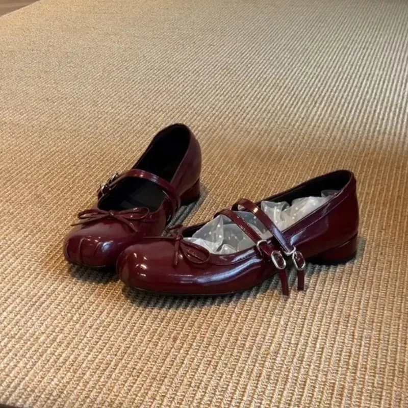Fashion Women's Patent Leather Mary Jane Shoes 2026 New Bow Decor Buckle Strap Low Heel Premium Sandals Square Toe Casual Flats
Fashion Women's Patent Leather Mary Jane Shoes 2026 New Bow Decor Buckle Strap Low Heel Premium Sandals Square Toe Casual Flats