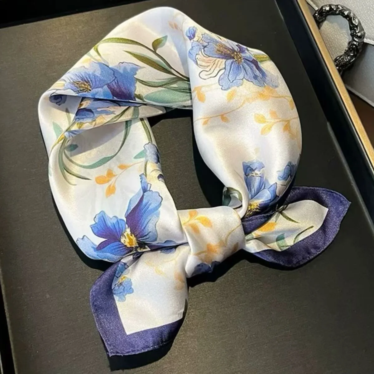 Women's silk scarf for neck-wrapping, stylish neck protection when paired with shirts; 70 cm square scarf, versatile and elegant
Women's silk scarf for neck-wrapping, stylish neck protection when paired with shirts; 70 cm square scarf, versatile and elegant