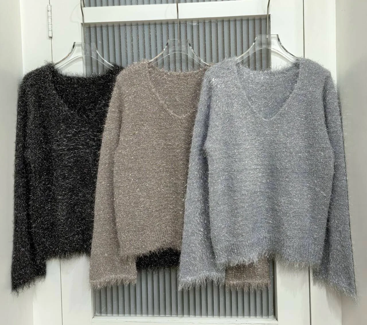 Soft Knitted Long Sleeve V-Neck Sweater Elegant Women's Fashionable Sparkling Lightweight High-End Feeling Pullovers Top F496
Soft Knitted Long Sleeve V-Neck Sweater Elegant Women's Fashionable Sparkling Lightweight High-End Feeling Pullovers Top F496