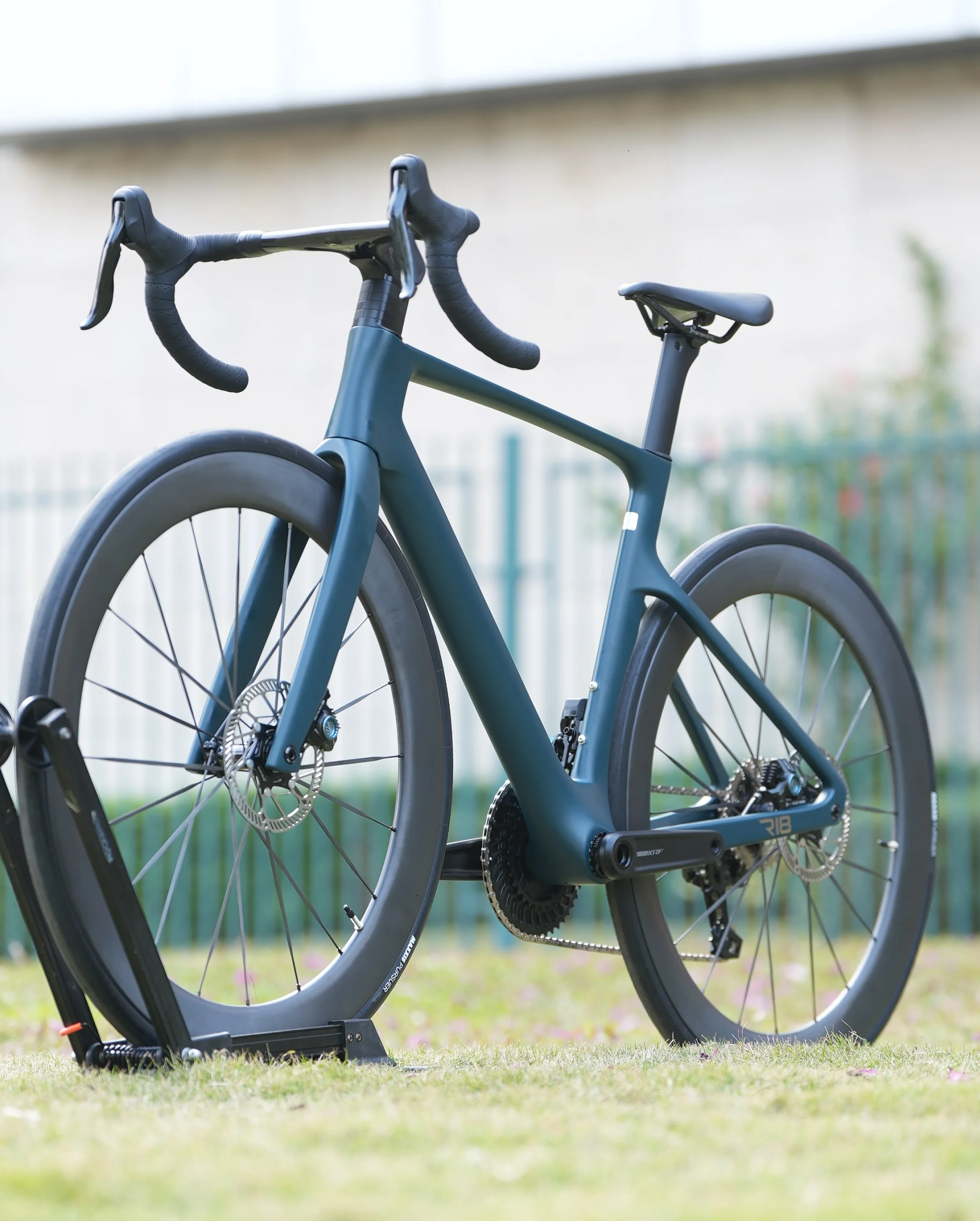 *TWITTER Newest Style R18 Racing Full Carbon Road Bike With WheelTop TX-24S Wireless Electric Disc Brake Racing Bike
*TWITTER Newest Style R18 Racing Full Carbon Road Bike With WheelTop TX-24S Wireless Electric Disc Brake Racing Bike