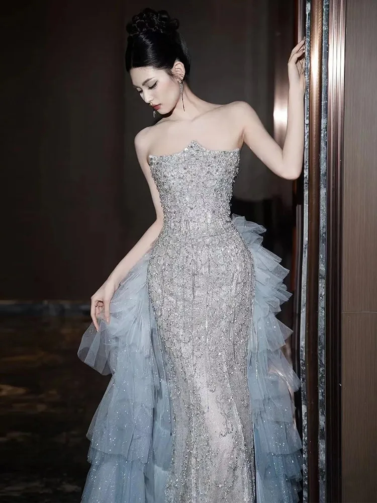 The elegant dress is a luxurious banquet with heavy beading and fishtail toasting
The elegant dress is a luxurious banquet with heavy beading and fishtail toasting