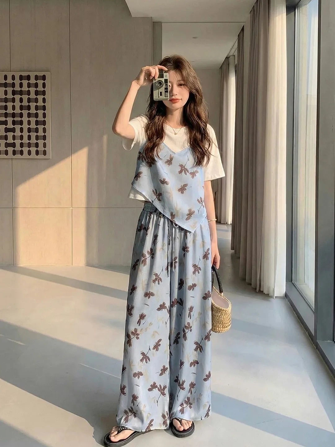 Vacation Style Floral Print Halter Top Wide Leg Pants Set Women Summer 2026 New Slimming Two Piece Set Casual Loose Fit
Vacation Style Floral Print Halter Top Wide Leg Pants Set Women Summer 2026 New Slimming Two Piece Set Casual Loose Fit