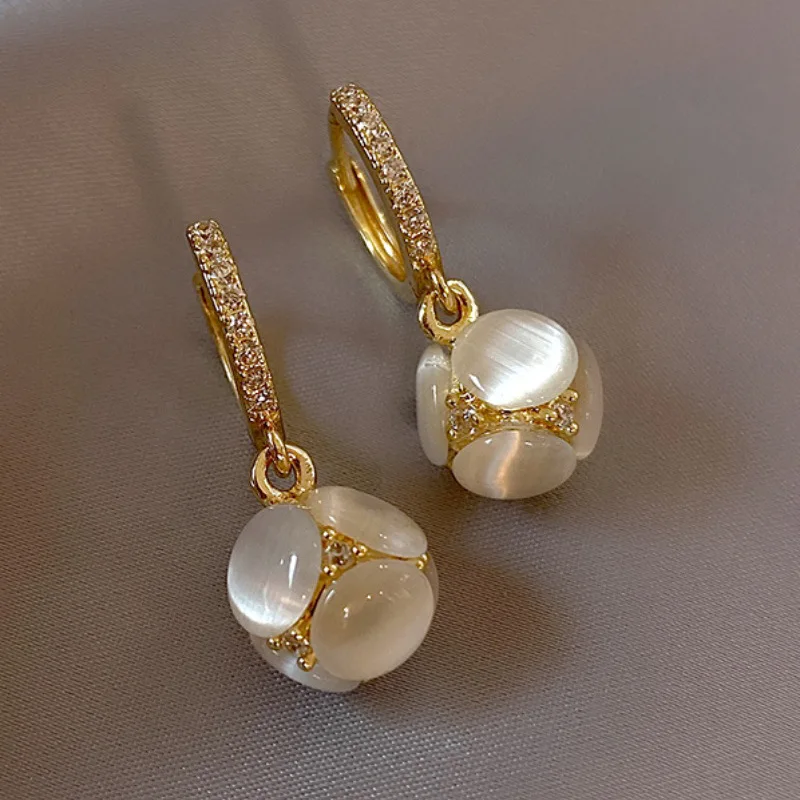 WAKA Luxurious Cat Eye Stone Pendant Earrings for Women Gold-plated Crystal Pendant Earrings, Elegant Bridal and Party Jewelry
WAKA Luxurious Cat Eye Stone Pendant Earrings for Women Gold-plated Crystal Pendant Earrings, Elegant Bridal and Party Jewelry