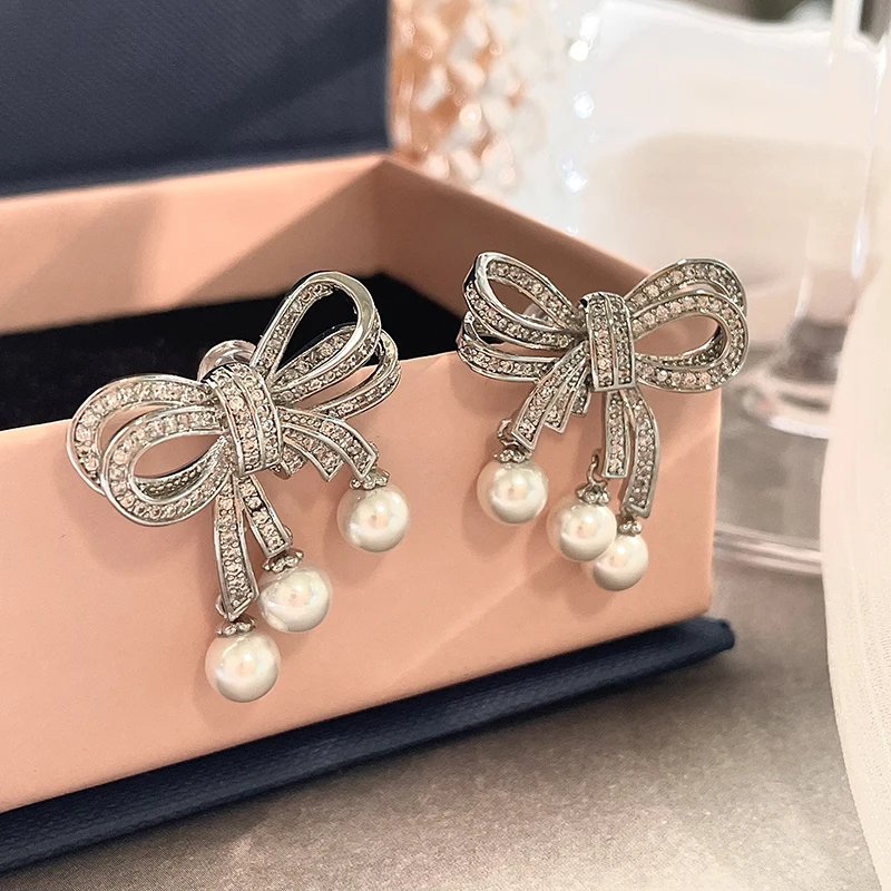 Bow pearl three-dimensional smart fringed earrings exquisite high-end earrings
Bow pearl three-dimensional smart fringed earrings exquisite high-end earrings