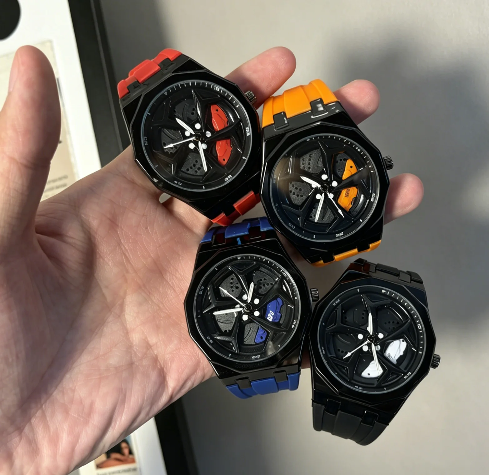 Men's wheel watch, 3D rotating wheel hub brake caliper design, a fashionable and creative gift for car enthusiasts
Men's wheel watch, 3D rotating wheel hub brake caliper design, a fashionable and creative gift for car enthusiasts