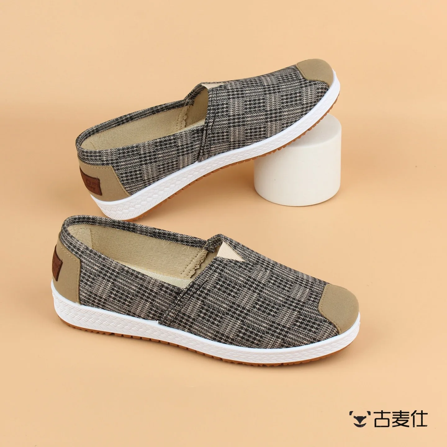 Lightweight Anti-slip Soft Bottom Flat Bottomed Women's Shoes Spring Summer New Style Authentic Old Beijing Cloth Shoes
Lightweight Anti-slip Soft Bottom Flat Bottomed Women's Shoes Spring Summer New Style Authentic Old Beijing Cloth Shoes