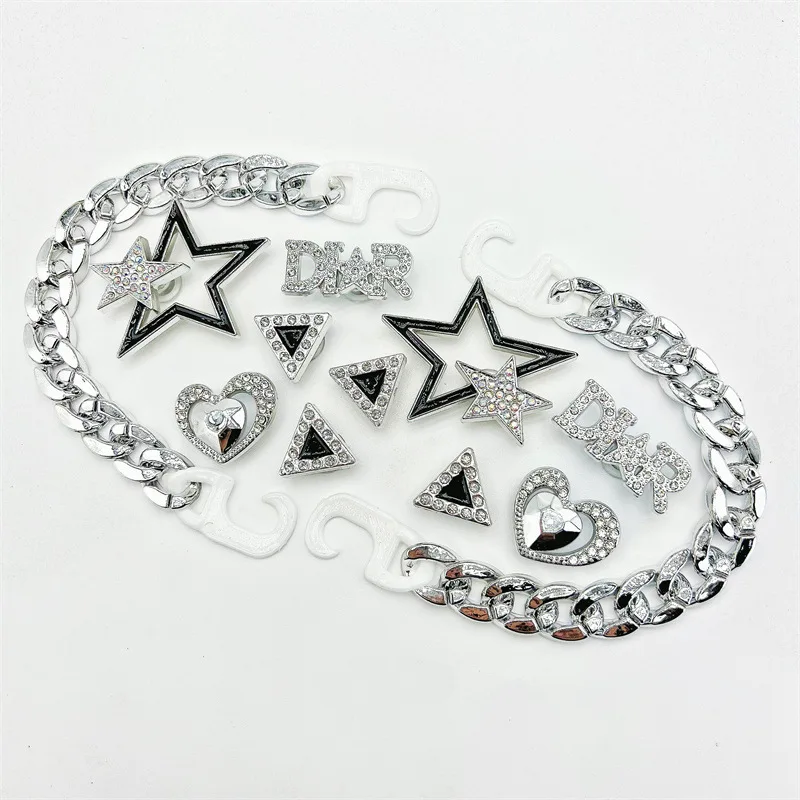 Fanceey блестящая обувь, подвески для сабо, девчачий милый дизайн, блестящая обувь, подвески, тапочки, украшение с блестящей цепочкой, цветочные украшения
Fanceey блестящая обувь, подвески для сабо, девчачий милый дизайн, блестящая обувь, подвески, тапочки, украшение с блестящей цепочкой, цветочные украшения