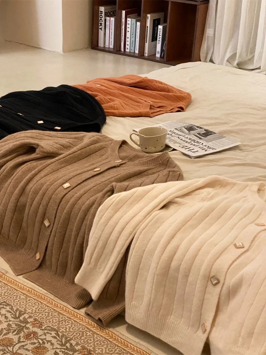 Soft Cozy Knitted Outerwear Women's round Neck Vertical Stripe Square Glass Button Long Sleeve Short Length Commute Style Car...
Soft Cozy Knitted Outerwear Women's round Neck Vertical Stripe Square Glass Button Long Sleeve Short Length Commute Style Car...