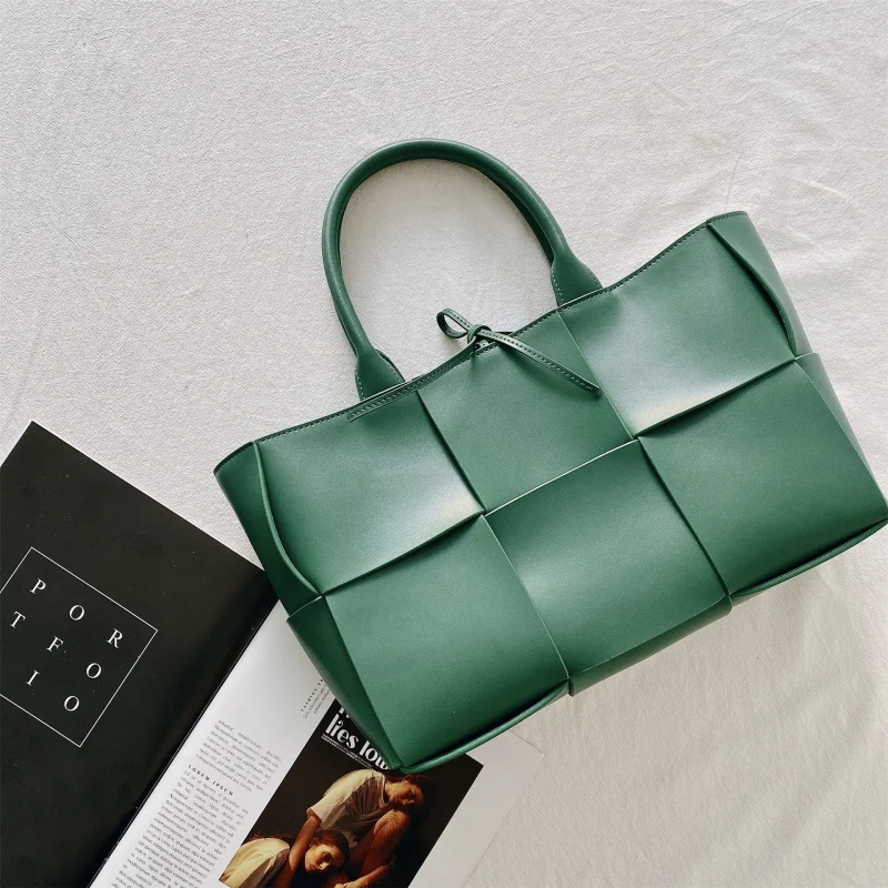 Large braided Woven Handbag Internet-Famous and Vintage Fashion Portable Crossbody women Luxury brand designer bags
Large braided Woven Handbag Internet-Famous and Vintage Fashion Portable Crossbody women Luxury brand designer bags