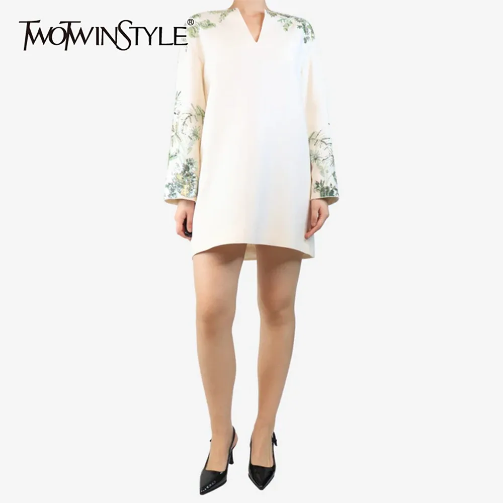 TWOTWINSTYLE Элегантное женское платье с V-образным вырезом, длинными рукавами, свободного кроя, с бисерной отделкой, в минималистичном стиле, осенняя мода
TWOTWINSTYLE Элегантное женское платье с V-образным вырезом, длинными рукавами, свободного кроя, с бисерной отделкой, в минималистичном стиле, осенняя мода