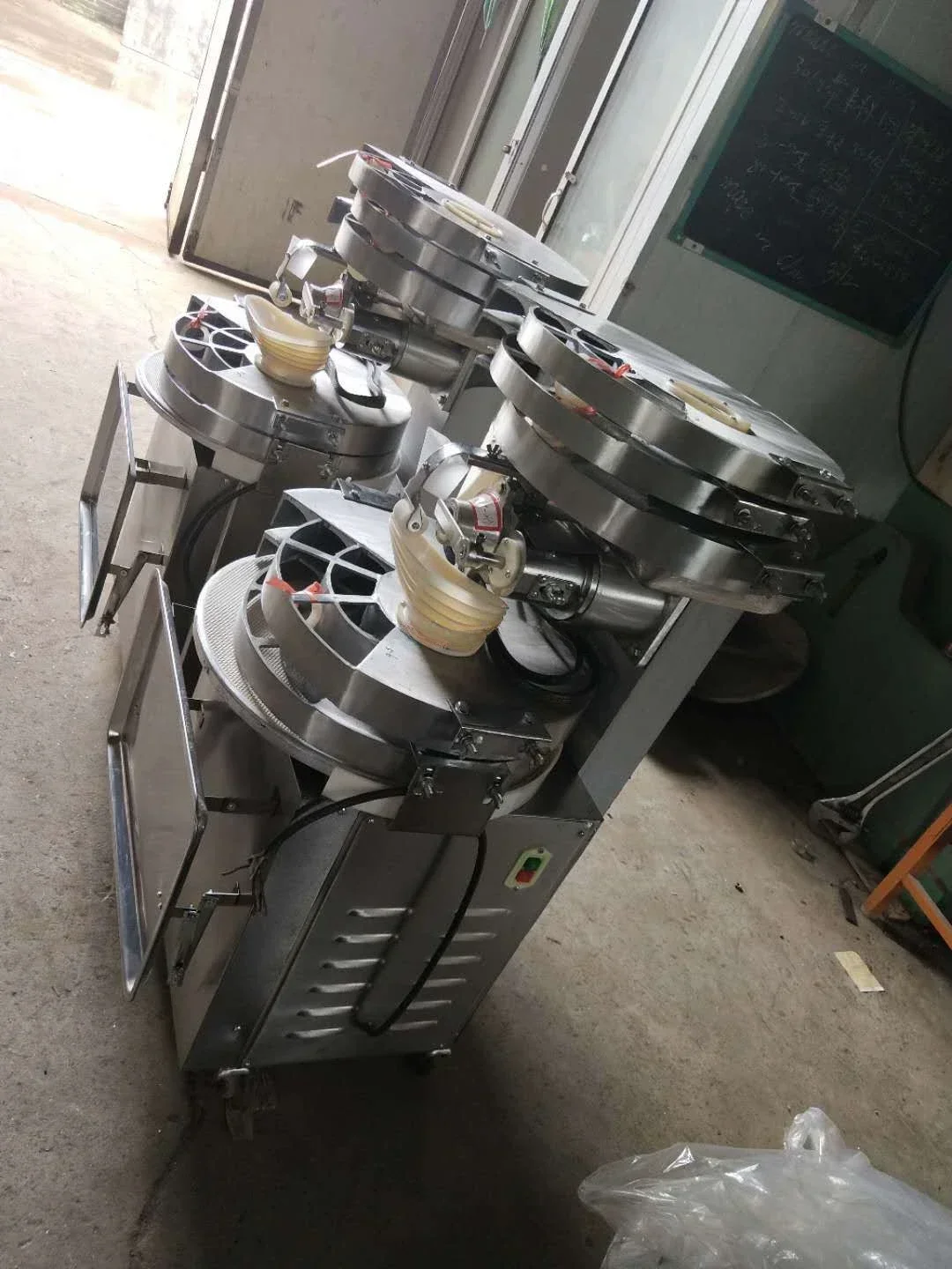 Dough Ball Making Machine Automatic Pizza Dough Divider Rounder / Bread Dough Cutter
Dough Ball Making Machine Automatic Pizza Dough Divider Rounder / Bread Dough Cutter