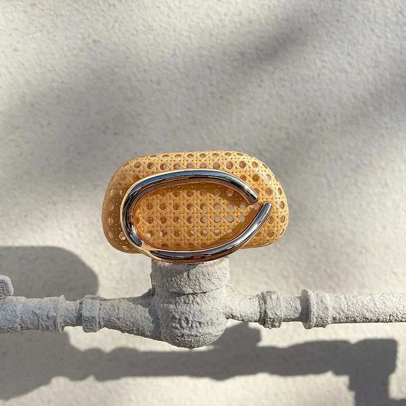 Hollow Out Rattan Style Women's Clutch Bag with Retro Metal Decoration Handheld Bag Retro Niche Banquet Summer Beach Bag 2026
Hollow Out Rattan Style Women's Clutch Bag with Retro Metal Decoration Handheld Bag Retro Niche Banquet Summer Beach Bag 2026