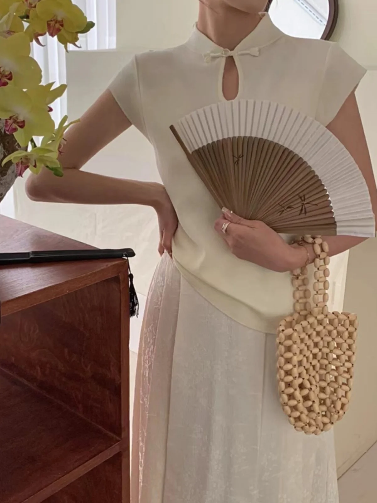 Новая женская трикотажная футболка из ледяного шелка в китайском стиле, летняя базовая футболка с коротким рукавом, воротником на пуговицах и воротником-стойкой, в национальном стиле.
Новая женская трикотажная футболка из ледяного шелка в китайском стиле, летняя базовая футболка с коротким рукавом, воротником на пуговицах и воротником-стойкой, в национальном стиле.