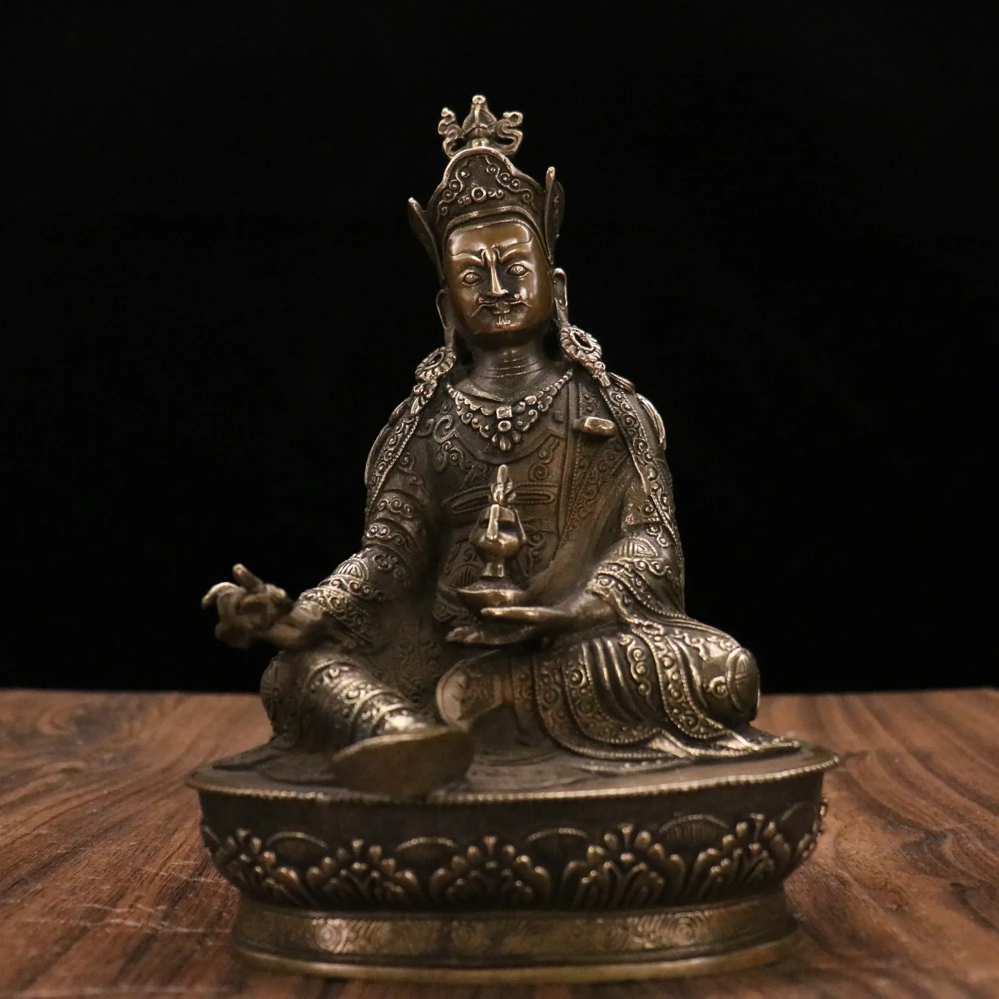 8"Tibetan Temple Collection Old Brass Patina Padmasambhava Guru Rinpoche lotus platform Worship Hall Town house Exorcism
8"Tibetan Temple Collection Old Brass Patina Padmasambhava Guru Rinpoche lotus platform Worship Hall Town house Exorcism