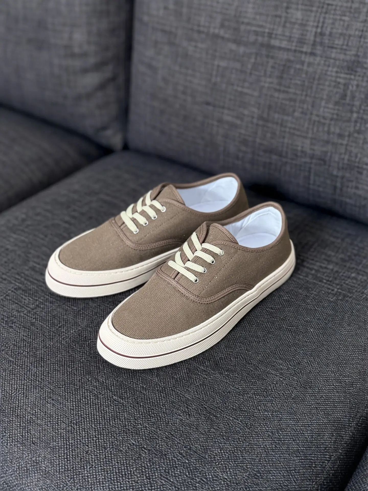 Old Money Brown Canvas Shoes Men Women Low Top Sneakers Summer Breathable Genuine Leather Insole Hand-Stitched Sole Casual Shoes
Old Money Brown Canvas Shoes Men Women Low Top Sneakers Summer Breathable Genuine Leather Insole Hand-Stitched Sole Casual Shoes