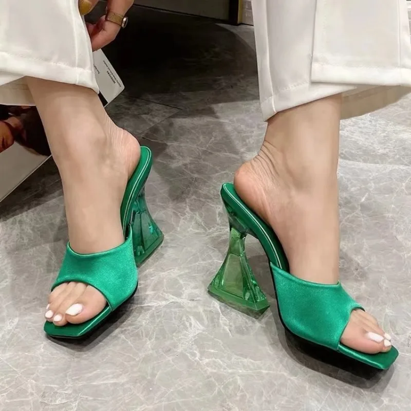 2025 Summer Women's Shoes Slippers Silky Wide Band Transparent Strange High Heels Comfortable PU Leather Slides Sandals Pumps
2025 Summer Women's Shoes Slippers Silky Wide Band Transparent Strange High Heels Comfortable PU Leather Slides Sandals Pumps