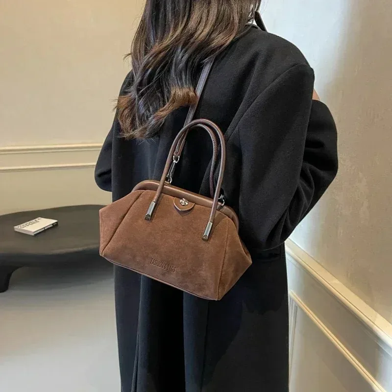 Matte Retro Bag for Women Autumn and Winter 2025 New Fashion Niche Design Crossbody Bag for Women Clip on Handbag Женская Сумка
Matte Retro Bag for Women Autumn and Winter 2025 New Fashion Niche Design Crossbody Bag for Women Clip on Handbag Женская Сумка