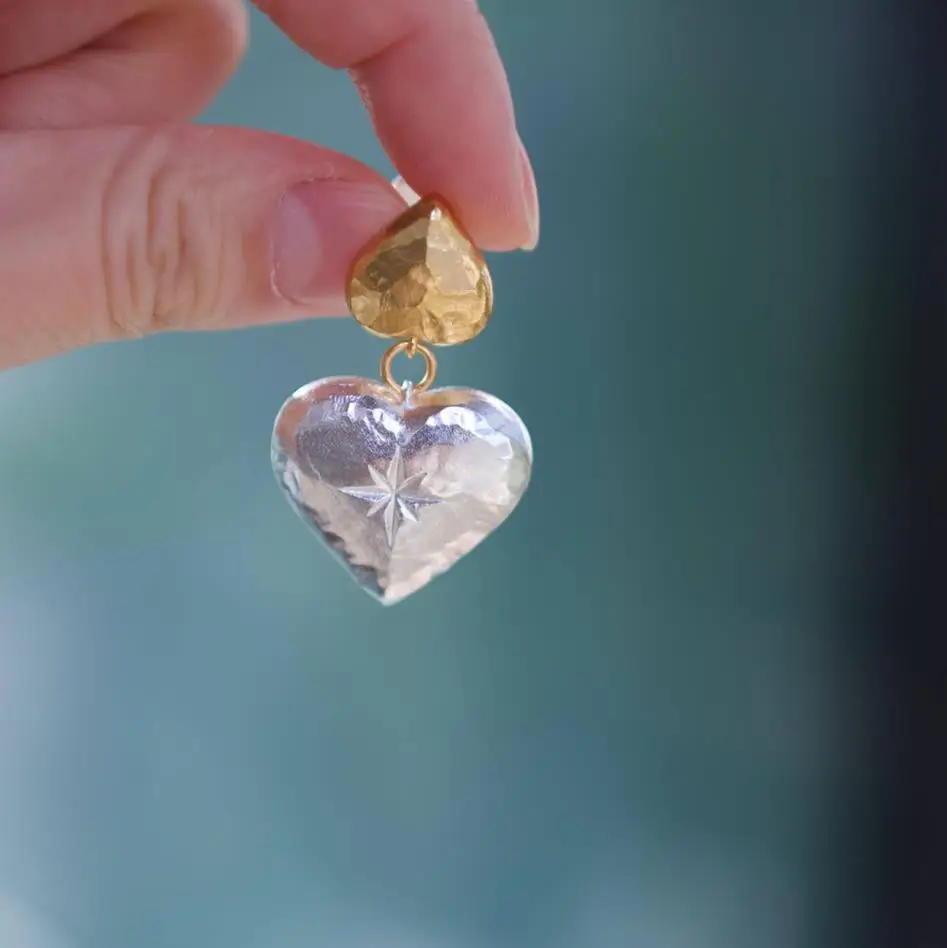 Vintage gold and silver color-block heart pendant earring ins-style heart-shaped sweet cool girls ear accessory
Vintage gold and silver color-block heart pendant earring ins-style heart-shaped sweet cool girls ear accessory