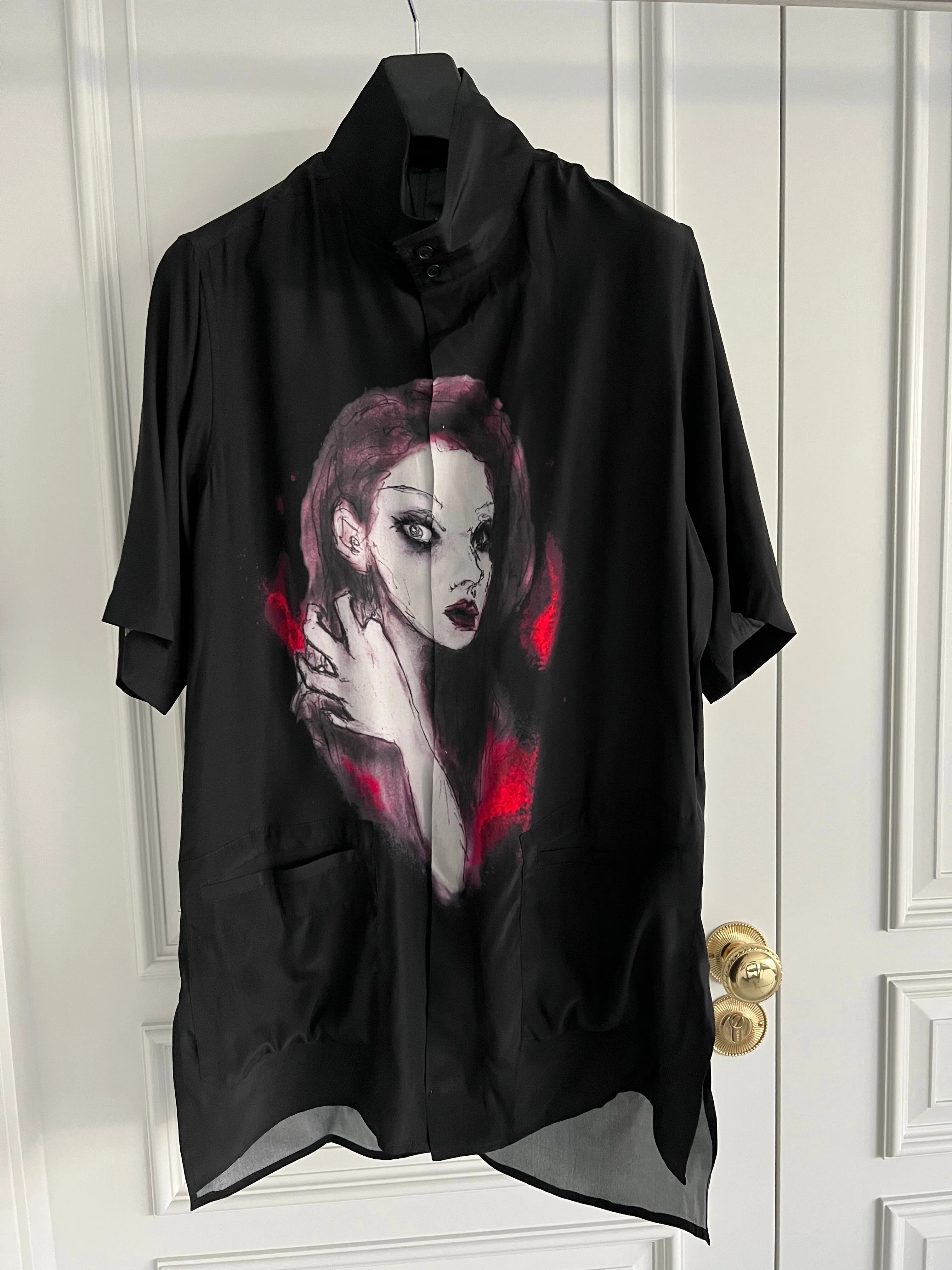 YAMAMOTO-Style Short-sleeved Shirt,Art Design, "Woman Portrait" Print Limited Edition Tops,Unisex Style
YAMAMOTO-Style Short-sleeved Shirt,Art Design, "Woman Portrait" Print Limited Edition Tops,Unisex Style