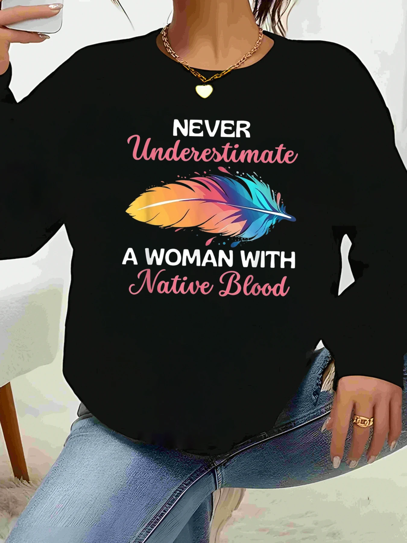 Толстовка с длинными рукавами и принтом перьев никогда не недооценивайте женщину с родной кровью, повседневная одежда, женская мода
Толстовка с длинными рукавами и принтом перьев никогда не недооценивайте женщину с родной кровью, повседневная одежда, женская мода