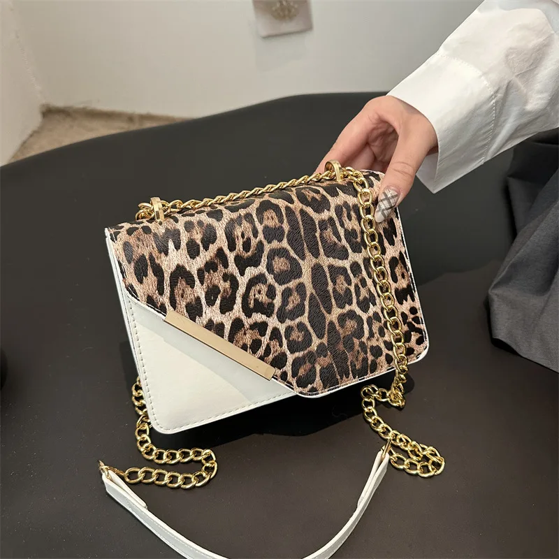 Текстурированная модная маленькая квадратная сумка с цветными блоками на цепочке, женская универсальная сумка через плечо с леопардовым принтом, новый дизайн
Текстурированная модная маленькая квадратная сумка с цветными блоками на цепочке, женская универсальная сумка через плечо с леопардовым принтом, новый дизайн