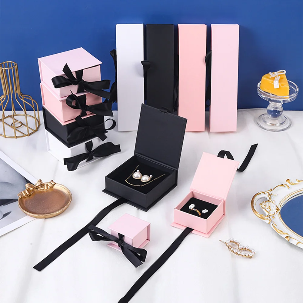 Creative Solid Color Ribbon Flap Jewelry Packaging Box Necklace Bracelet Ring Earring Gift Package Paper Box Jewelry Storage Box
Creative Solid Color Ribbon Flap Jewelry Packaging Box Necklace Bracelet Ring Earring Gift Package Paper Box Jewelry Storage Box