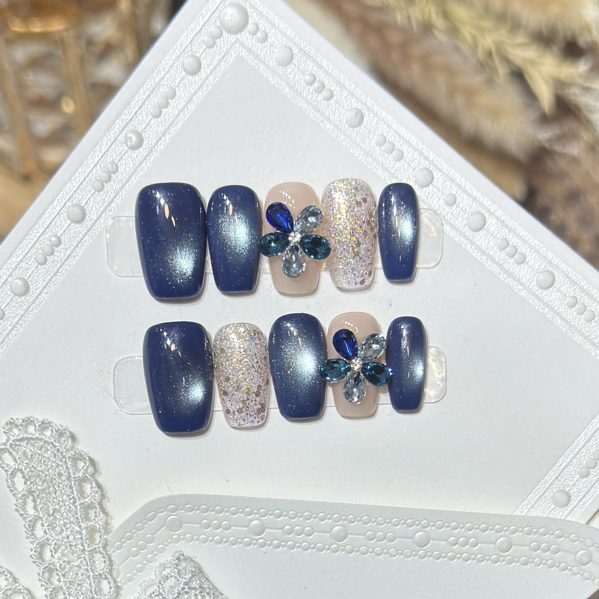 10pcs Handmade Short Press On Nails Blue Cat Eye Rhinestone Flower Design Sweet Cool Fake Nails Wearable Nails Art Tip For Girls
10pcs Handmade Short Press On Nails Blue Cat Eye Rhinestone Flower Design Sweet Cool Fake Nails Wearable Nails Art Tip For Girls