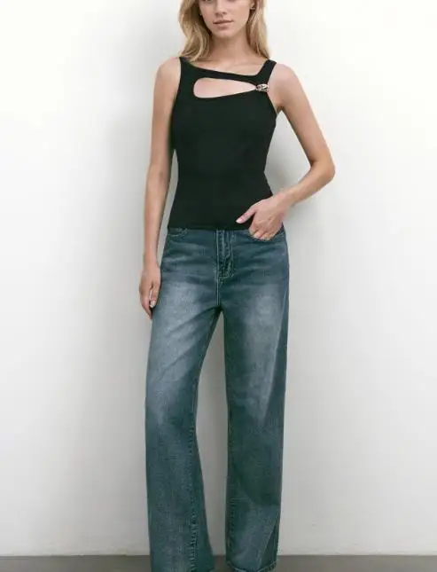 Slimming Women's Vest 2026 New Hot Selling Fashionable British Temperament Personality Hollow Metal Decoration Sleeveless Vest
Slimming Women's Vest 2026 New Hot Selling Fashionable British Temperament Personality Hollow Metal Decoration Sleeveless Vest