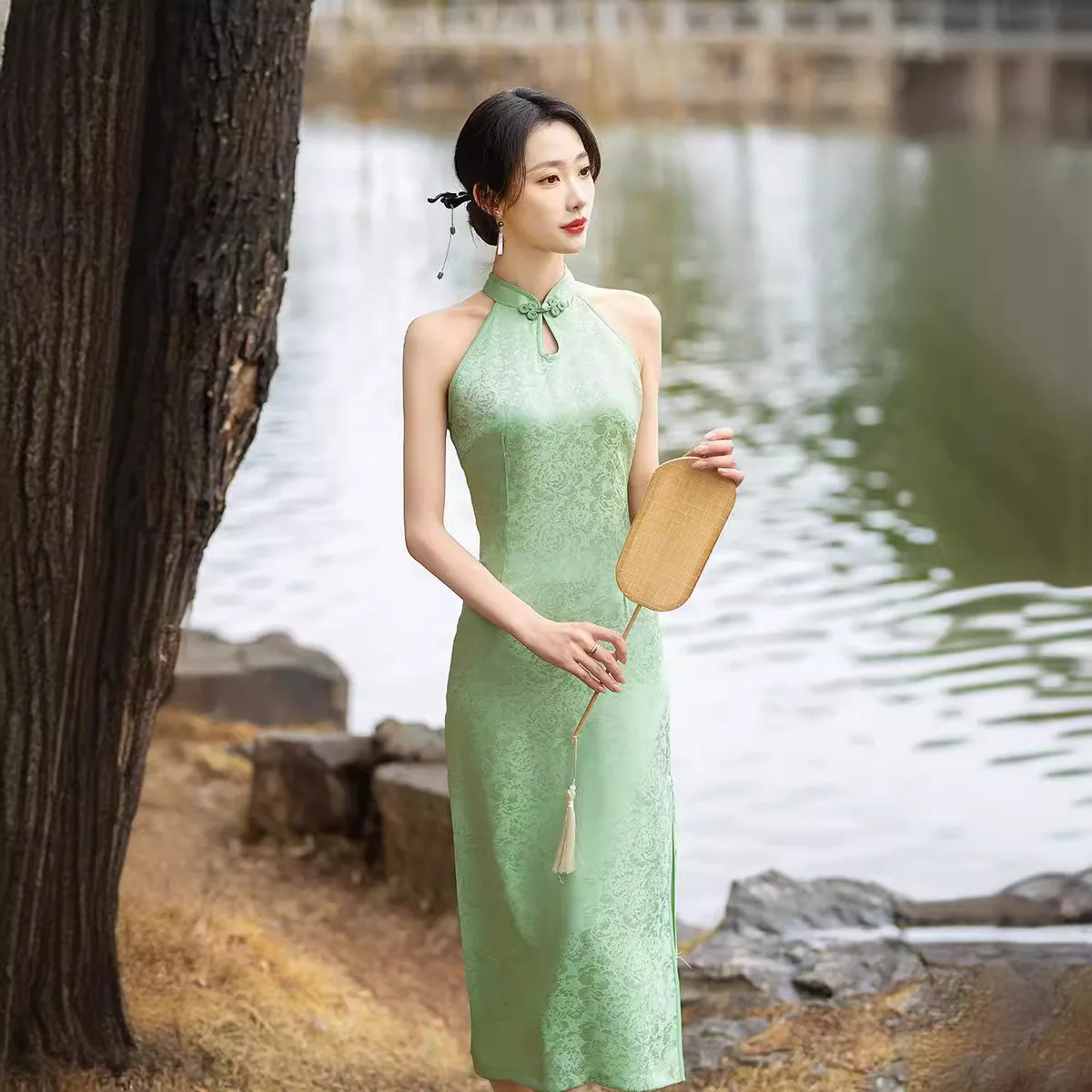 Элегантный женский Cheongsam без плеч на шее, сексуальный китайский традиционный жаккардовый атласный Ципао
Элегантный женский Cheongsam без плеч на шее, сексуальный китайский традиционный жаккардовый атласный Ципао