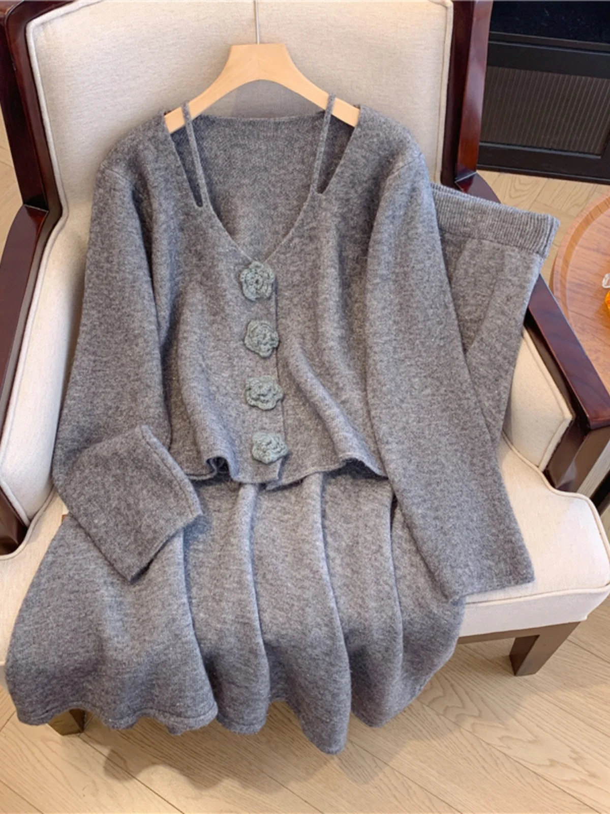 Vintage Elegrancesexy Grey Hollow Long-sleeve Knitted Sweater Pullover+Elastic Waist Mid-length Skirt Women Autumn Fashion Suits
Vintage Elegrancesexy Grey Hollow Long-sleeve Knitted Sweater Pullover+Elastic Waist Mid-length Skirt Women Autumn Fashion Suits