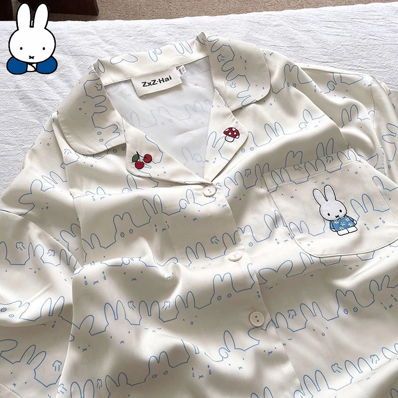 Пижамный комплект Kawaii Miffy, топ с короткими рукавами и длинные брюки, красивая и крутая одежда для сна из ледяного шелка с героями мультфильмов для уютной домашней одежды, весна-лето
Пижамный комплект Kawaii Miffy, топ с короткими рукавами и длинные брюки, красивая и крутая одежда для сна из ледяного шелка с героями мультфильмов для уютной домашней одежды, весна-лето