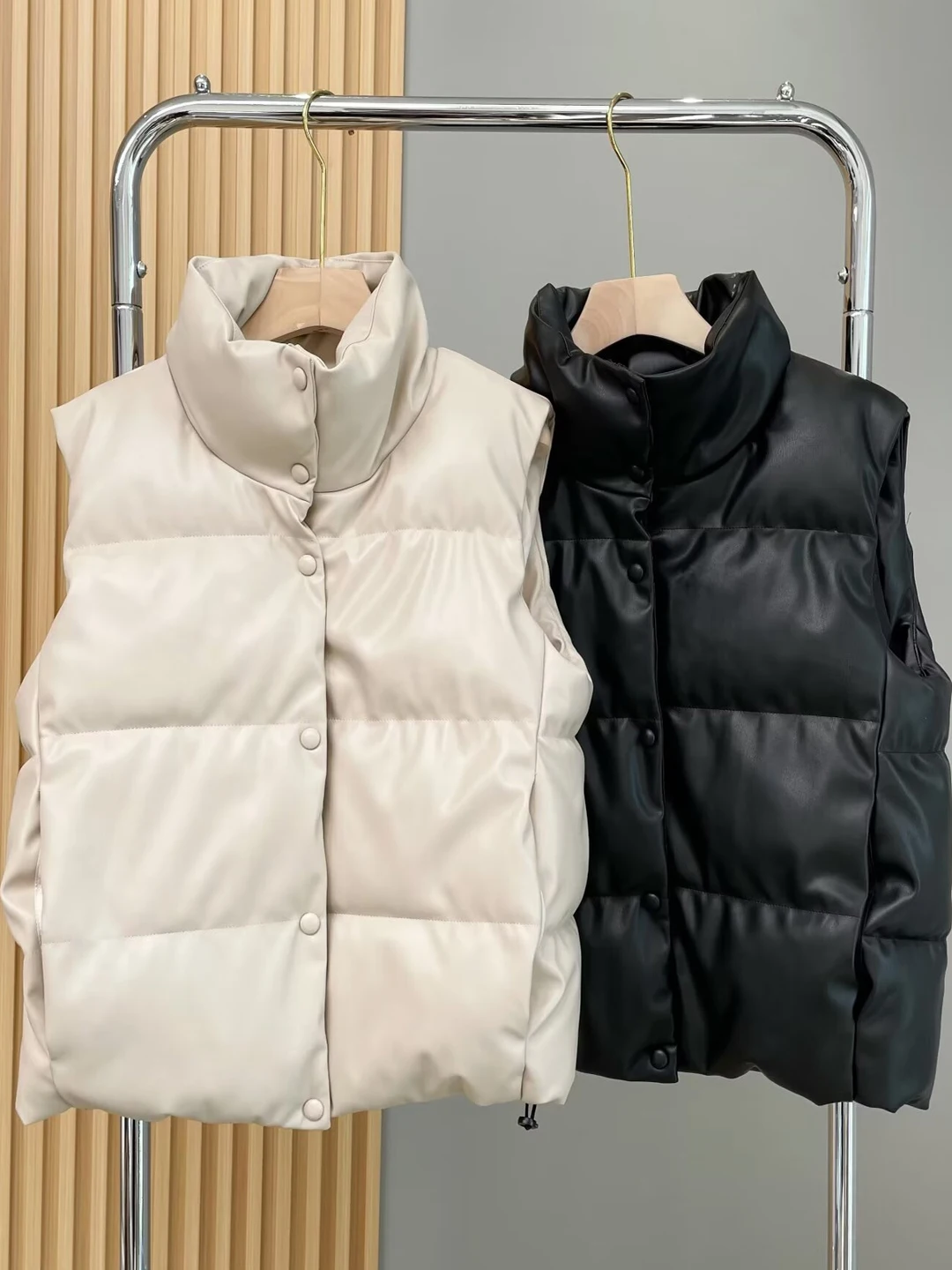 Thiened PU Leather Stand Collar Cotton Jaet Women's ort Vest Coat Winter Warm Strong Heating Index Single Button Pure C...
Thiened PU Leather Stand Collar Cotton Jaet Women's ort Vest Coat Winter Warm Strong Heating Index Single Button Pure C...