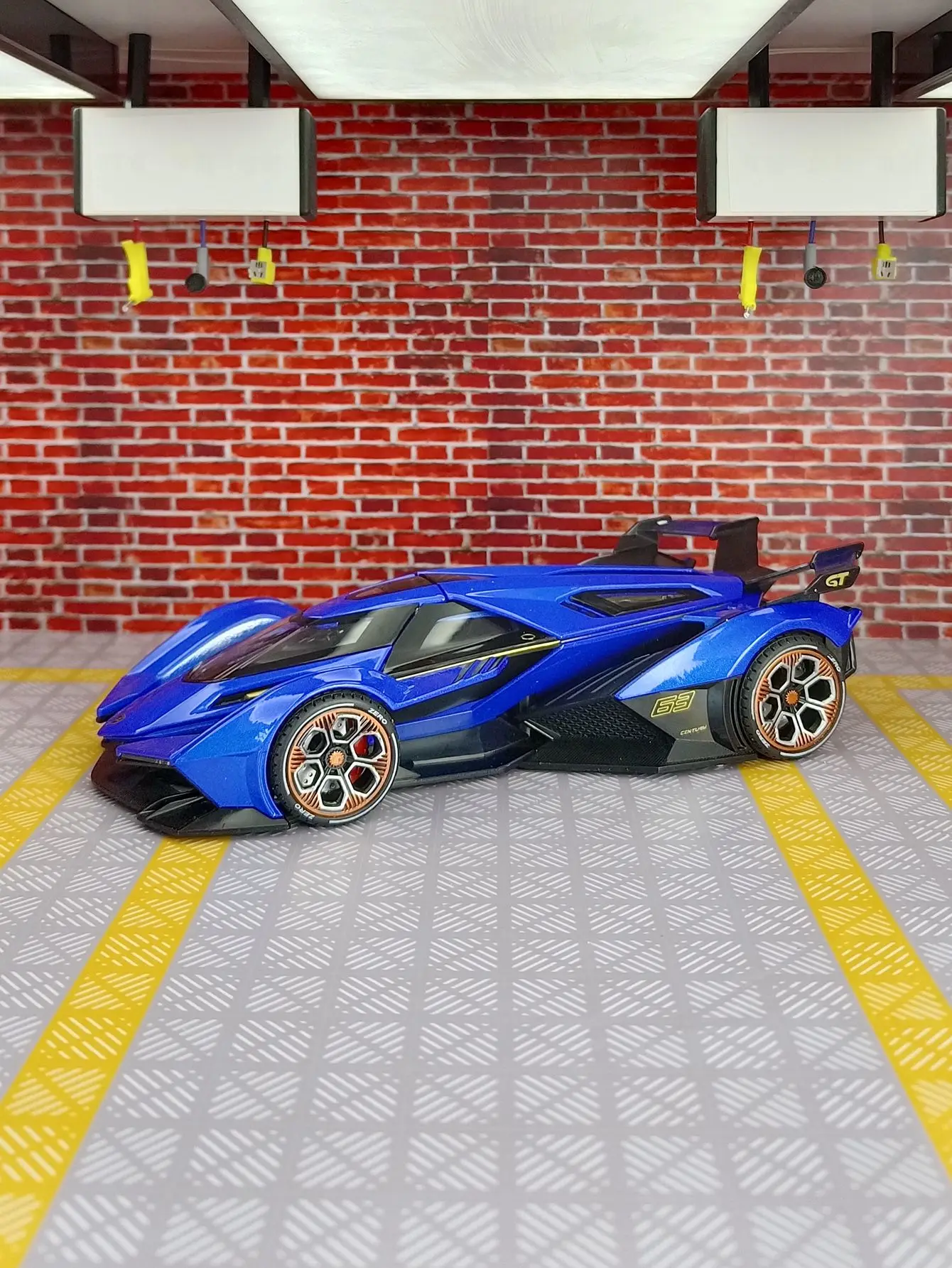 1:22 V12 alloy car model decoration gift acousto-optic boy toy car the doors on both sides can be opened with rich details
1:22 V12 alloy car model decoration gift acousto-optic boy toy car the doors on both sides can be opened with rich details