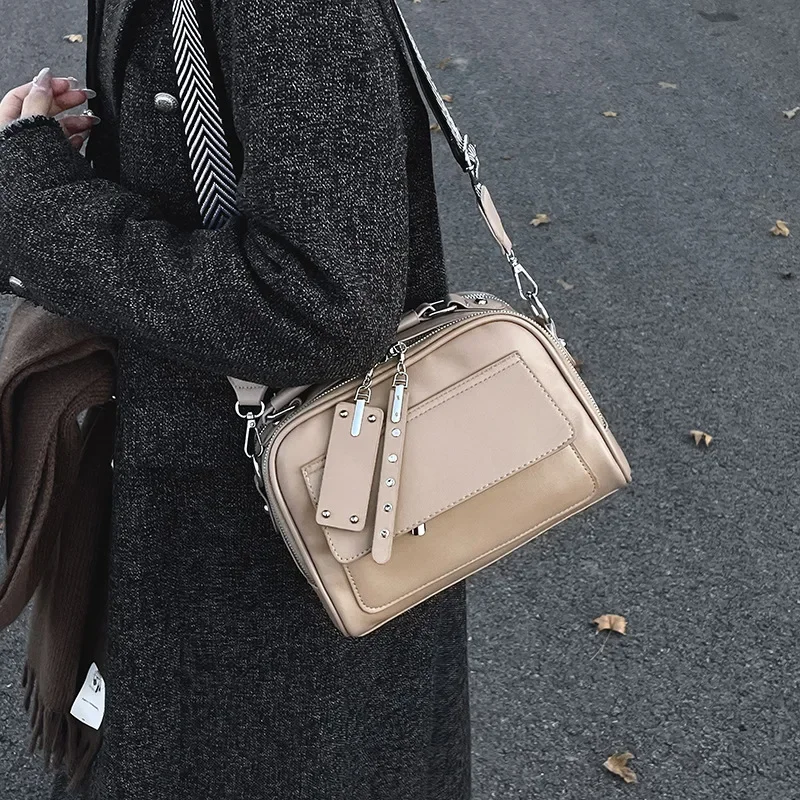 Senior Sense PU Soft Leather Women Bag New Fashion Rivet Shoulder Bag Mature Temperature Gentle Large Capacity Crossbody Bag
Senior Sense PU Soft Leather Women Bag New Fashion Rivet Shoulder Bag Mature Temperature Gentle Large Capacity Crossbody Bag
