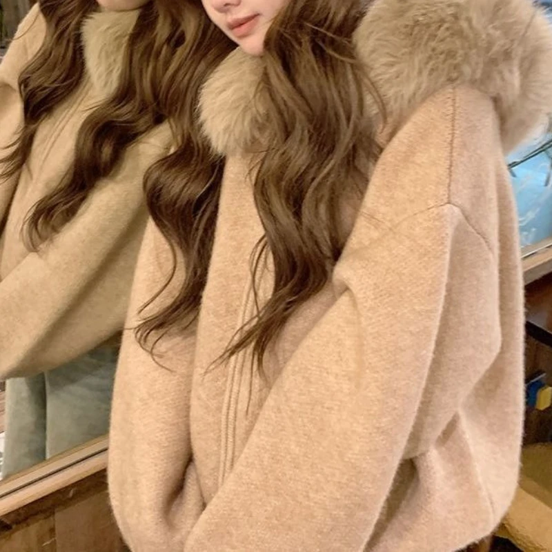 2025 New Autumn and Winter Style Large Wool Collar Sweater Cardigan Jacket for Women, Loose and Slim, Soft and Versatile
2025 New Autumn and Winter Style Large Wool Collar Sweater Cardigan Jacket for Women, Loose and Slim, Soft and Versatile