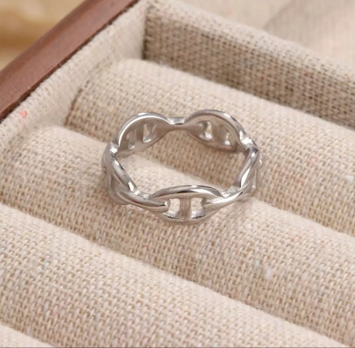 Luxury European and American retro jewelry high-end sense ring irregular shaped jewelry
Luxury European and American retro jewelry high-end sense ring irregular shaped jewelry