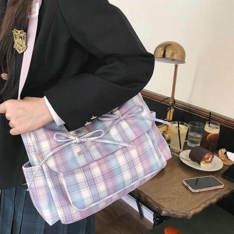 Fashionable Trendy Letter Logo Handbag For Women With Solid Color Minimalist And High-End Leather
Fashionable Trendy Letter Logo Handbag For Women With Solid Color Minimalist And High-End Leather